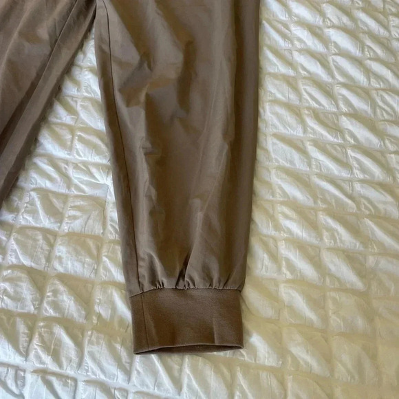 Banana Republic Air stretch jogger pants in taupe - Picture 6 of 10